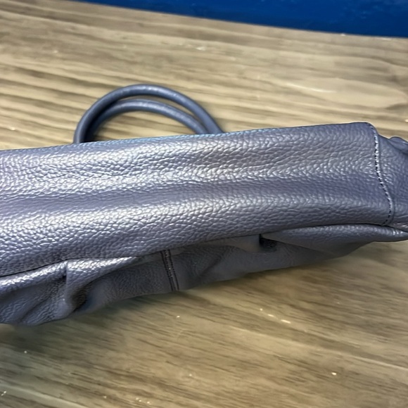 CUORE & PELLE 100% BLUE PEBBLED LEATHER HANDBAG WITH GOLD HARDWARE - Picture 5 of 16